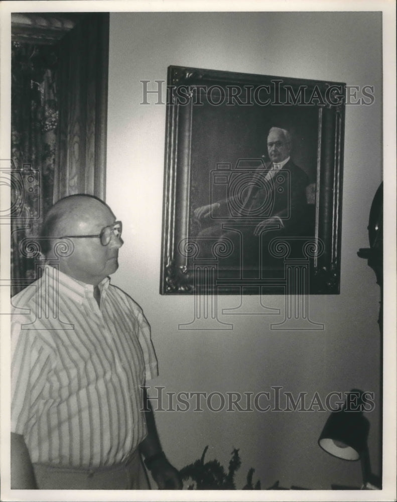 1991 Bill Plott looks at portrait - Historic Images