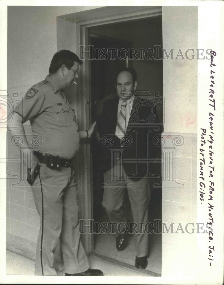 1983 Paul Leverett leaving Montgomery County Jail for Courtroom - Historic Images