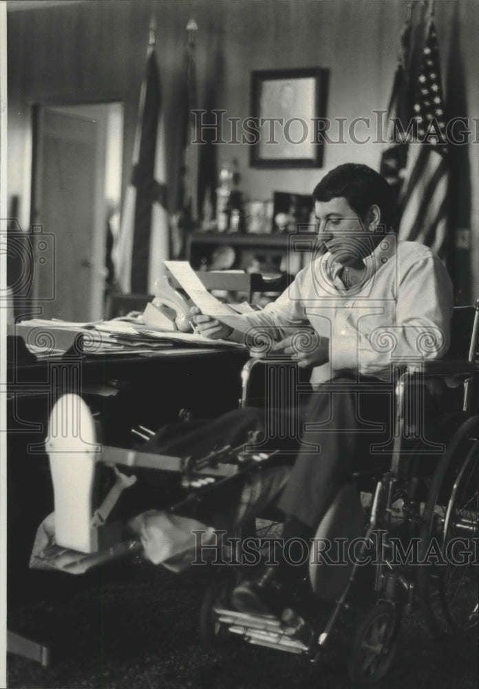 1982 Mayor Steve Means of Gadsden, Alabama in his office - Historic Images