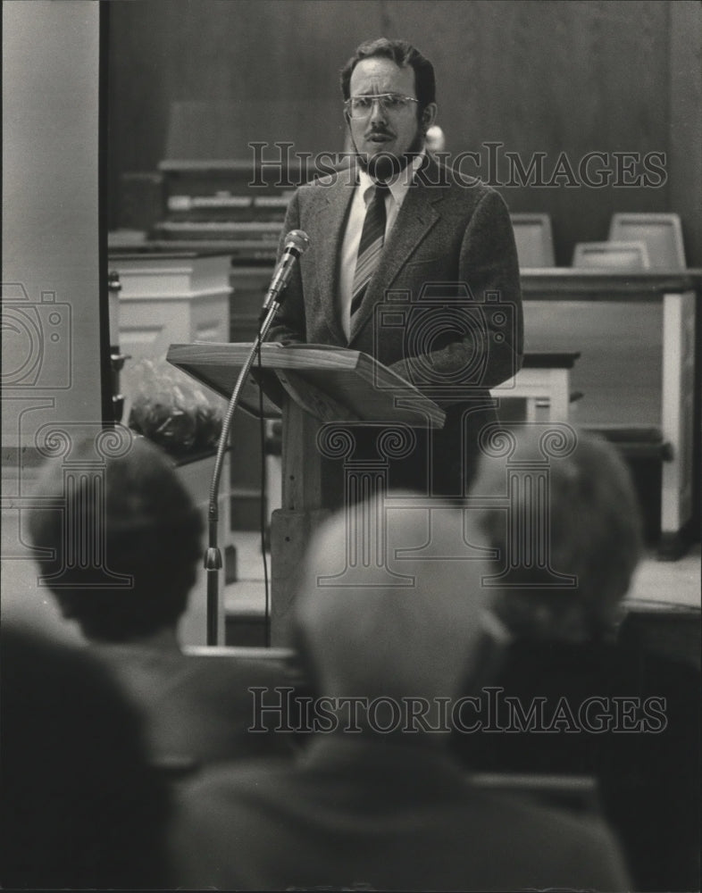 1984 Doctor George Levan speaks about hunger among children, Alabama - Historic Images