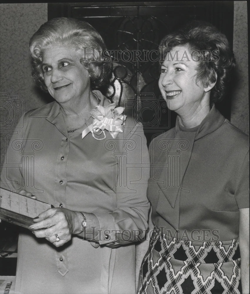 1974 Press Photo Mildred McWhorter Presents Woman Realtor of the Year Award - Historic Images