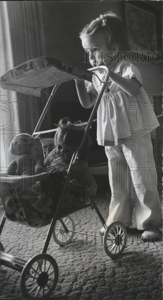 1974 Press Photo Julie Laughridge, Sylacauga, Alabama, pushes doll in carriage - Historic Images