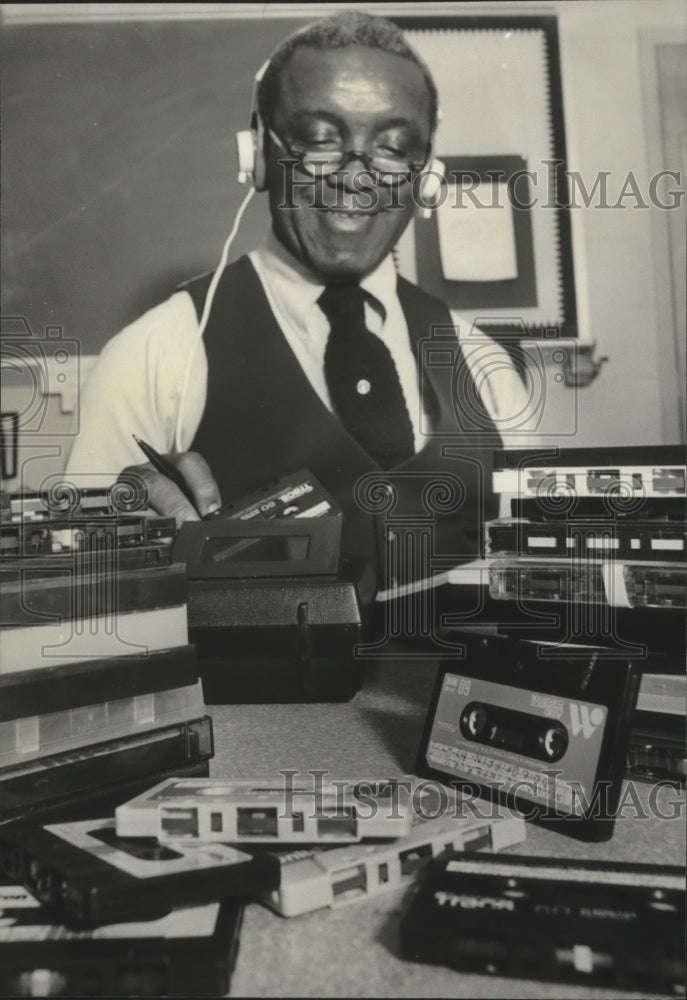 1980 Press Photo Robert E. Lee, educator, listens to tapes of students&#39; family - Historic Images