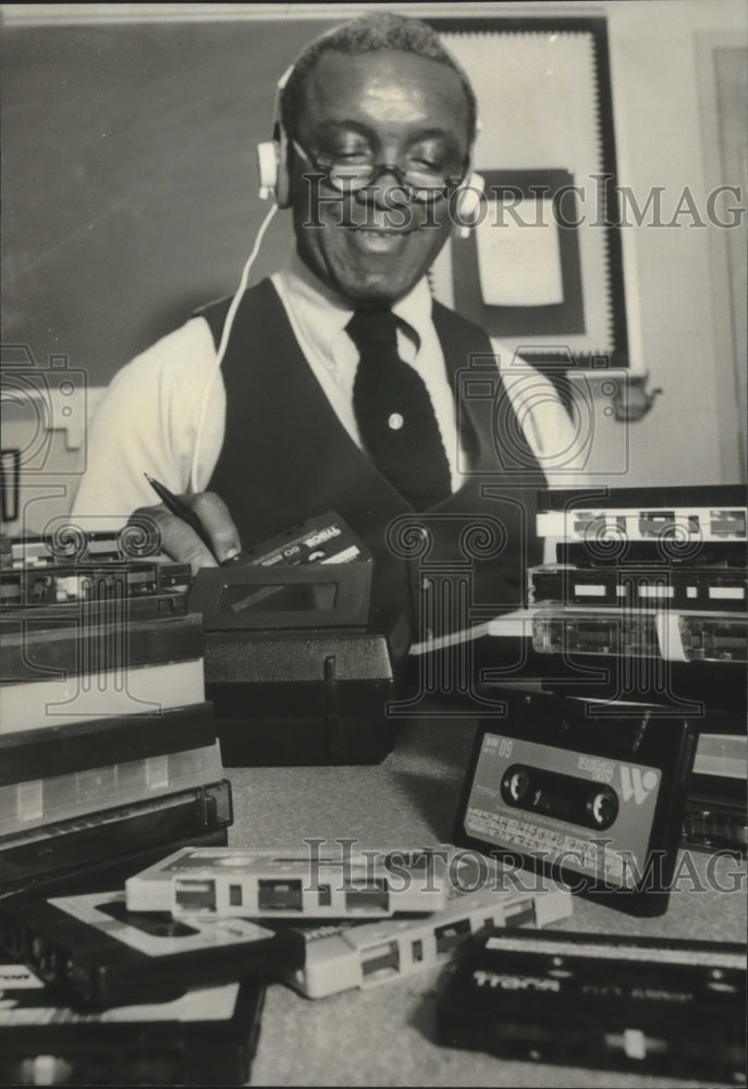 1980 Press Photo Robert E. Lee, educator, listens to tapes of students' family - Historic Images