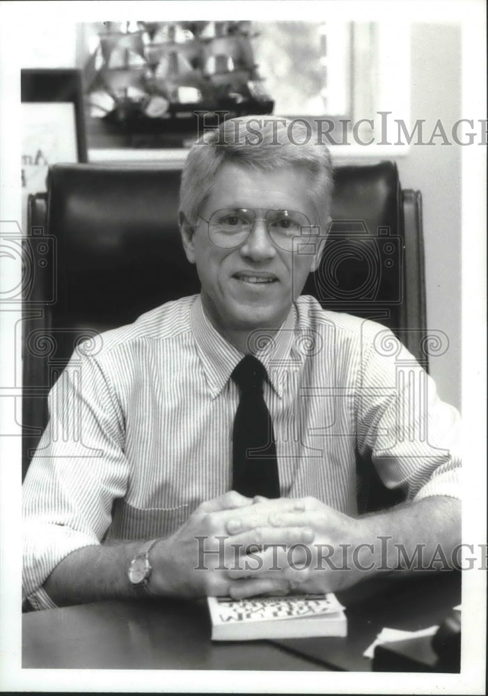 1997 Press Photo University of Alabama Professor Howard Jones - abna36863 - Historic Images