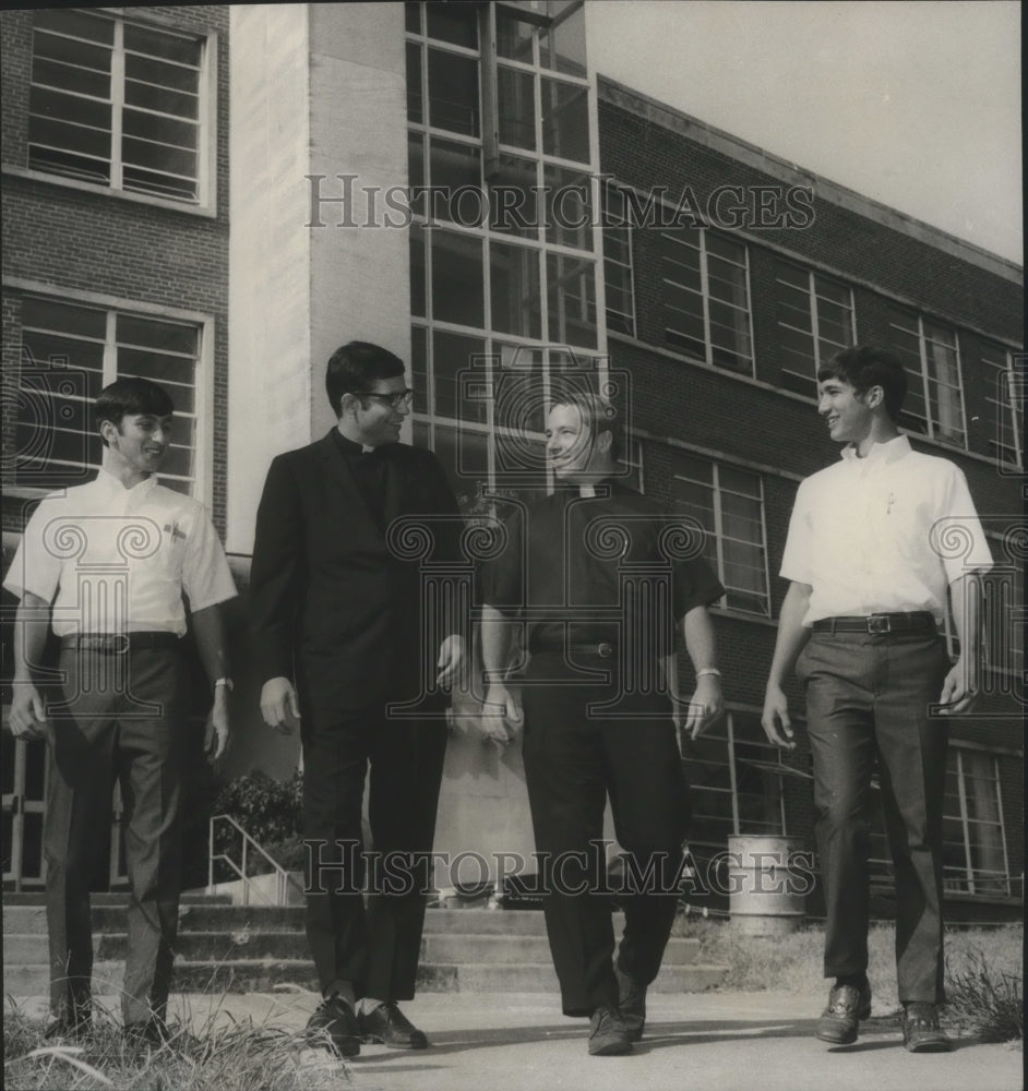 1969 Press Photo Dennis Colley, Reverend Joe Monti, Others help in Girl Rescue - Historic Images