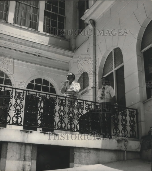 1972 Press Photo Architects on porch at governor's mansion view grounds, Alabama - Historic Images