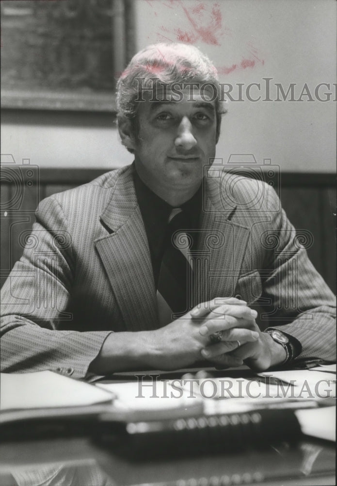 1974 Press Photo Doctor Richard McBride Tarrant Schools Superintendent - Historic Images