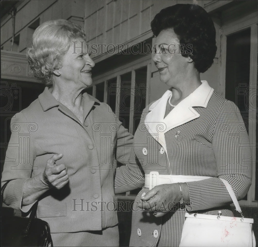 1972 Press Photo American Legion Auxiliary Members Mrs. Paul McGinnis, Other - Historic Images