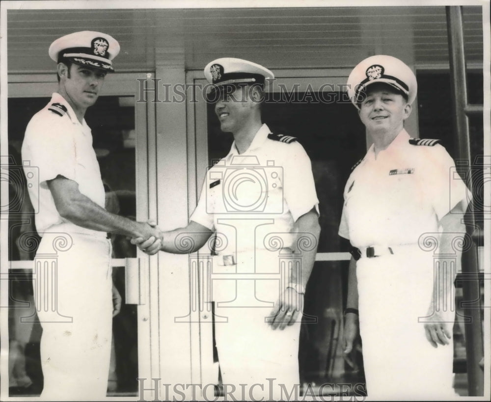 1971 Press Photo Lieutenant Commander George C. Jones, with Others, Birmingham - Historic Images