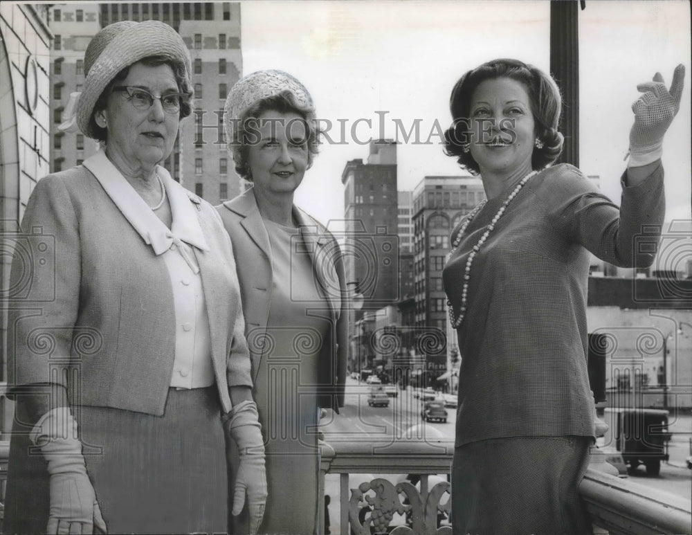 1967, Mrs. Harold Rush Jones, Mrs. J. L. Yawn and Other on Tour - Historic Images