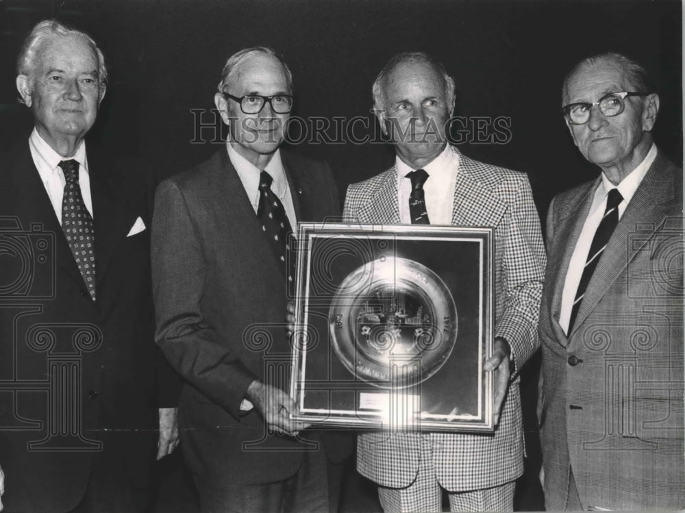 1975 Press Photo Jimmy Lee holds Birmingham Bicentennial plate with Others - Historic Images