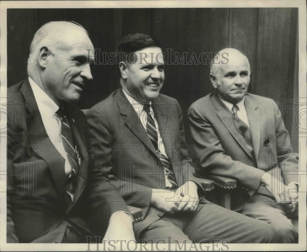 1969 Press Photo Members of Local Government Commission, Irvine C. Porter, Other - Historic Images