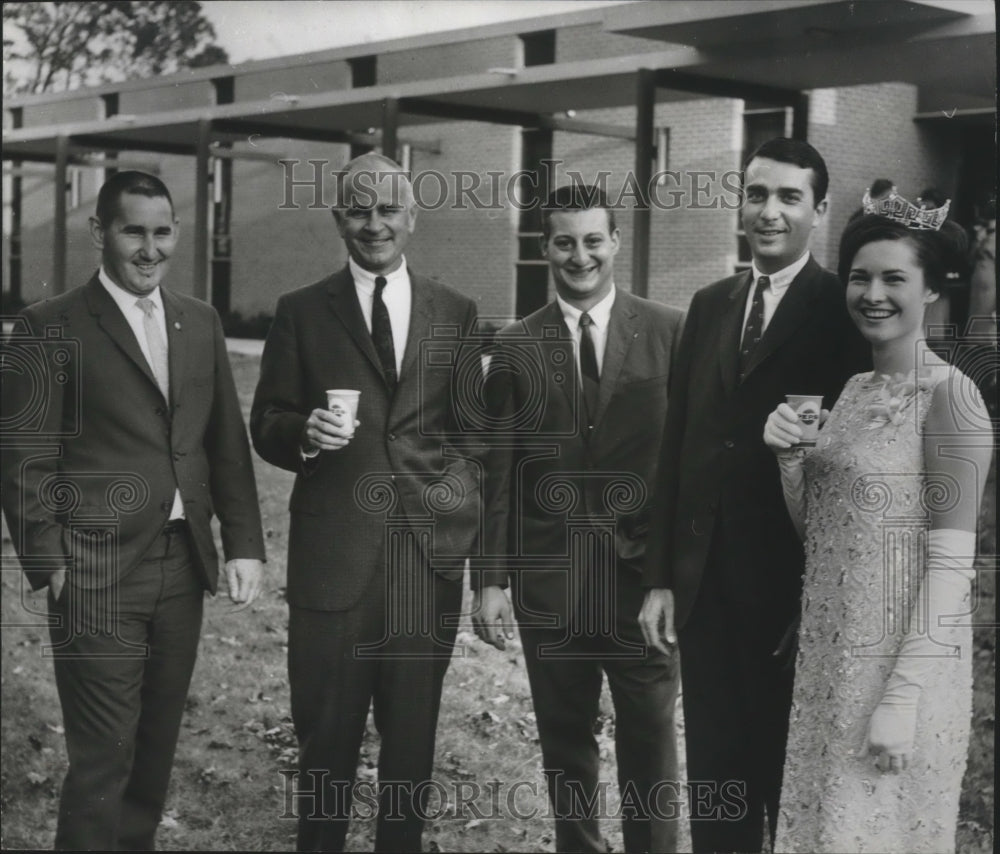 1960 Press Photo ames C. Lee, Jr., Pepsi Cola Bottling Company Executive, Others - Historic Images