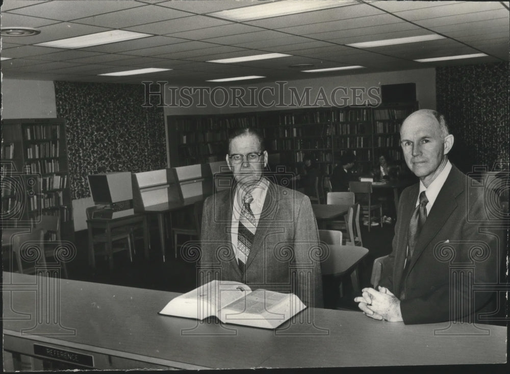 1974 Press Photo Educator Percy Lee with Other in Mountain Brook Library - Historic Images