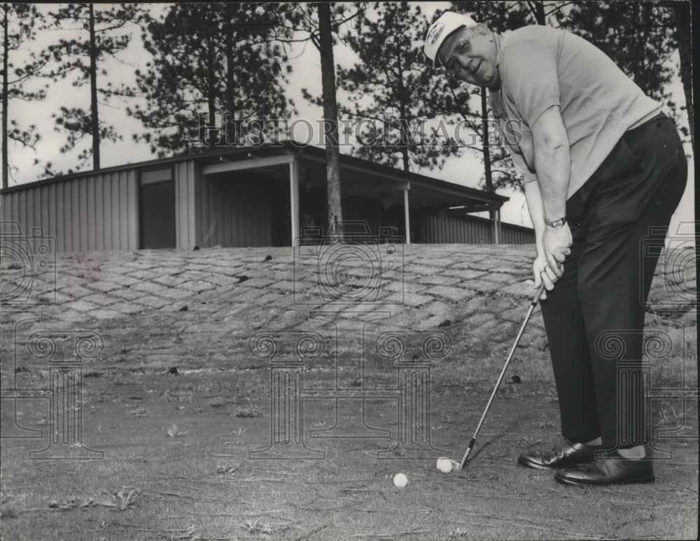 1973 Press Photo Mayor Jess Lanier, an avid golfer, takes a few practice swings - Historic Images