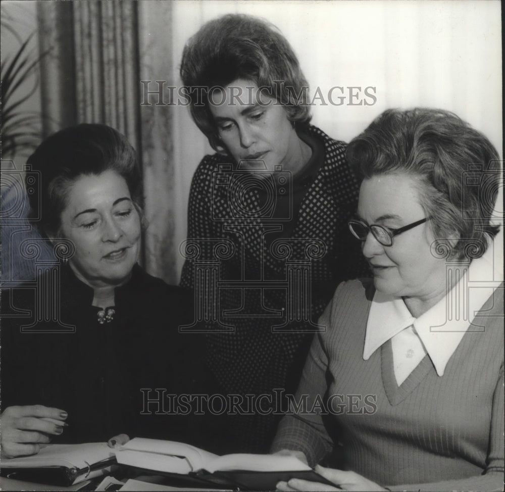 1973 Press Photo Dorothy Browder, Juanita McDaniel, B. Shaw, Public Service, AL - Historic Images