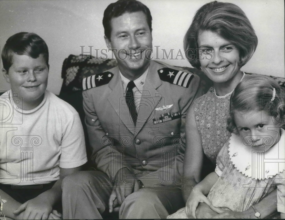 1969 Press Photo Birmingham, Alabama Native Commander Charles Hosier and Family-Historic Images