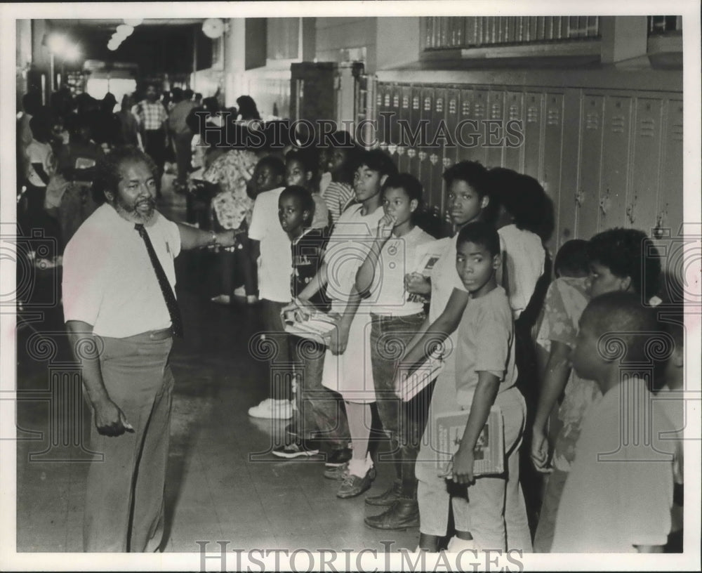 1988 Allen Lewis, Principal at Kingston Elementary School & students - Historic Images