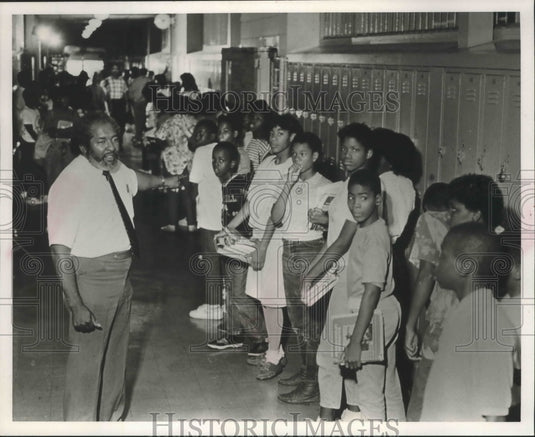 1988 Allen Lewis, Principal at Kingston Elementary School & students - Historic Images