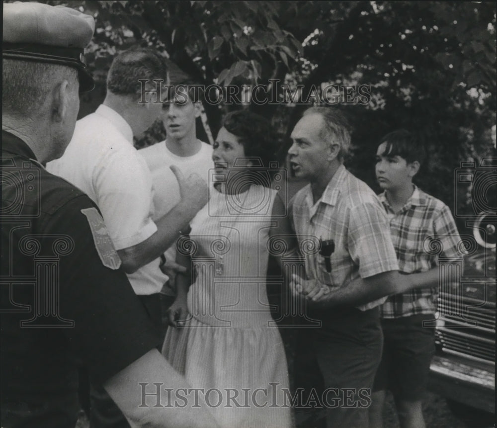 1969, police talk to Mrs. Lee Ragland, daughter of murder victim, AL - Historic Images