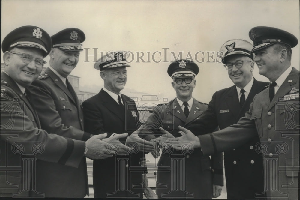 1965 High ranking military officers welcomed to city - Historic Images