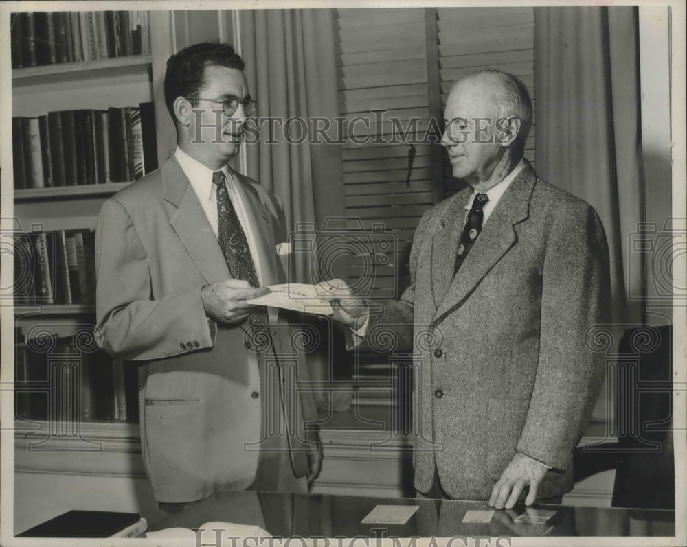 1949 Press Photo University president John Gallalee gives check to Walter Lee - Historic Images