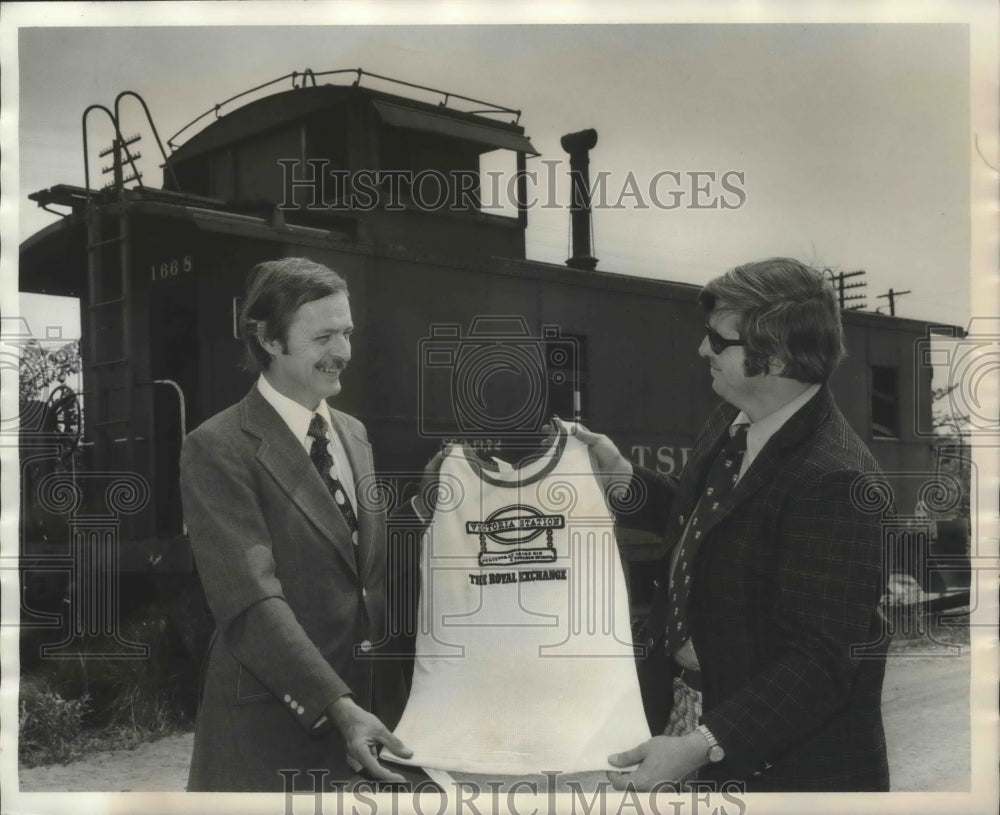 1974 Press Photo Paul Mayer and Bob Reidt Display Victoria Station T-Shirt - Historic Images