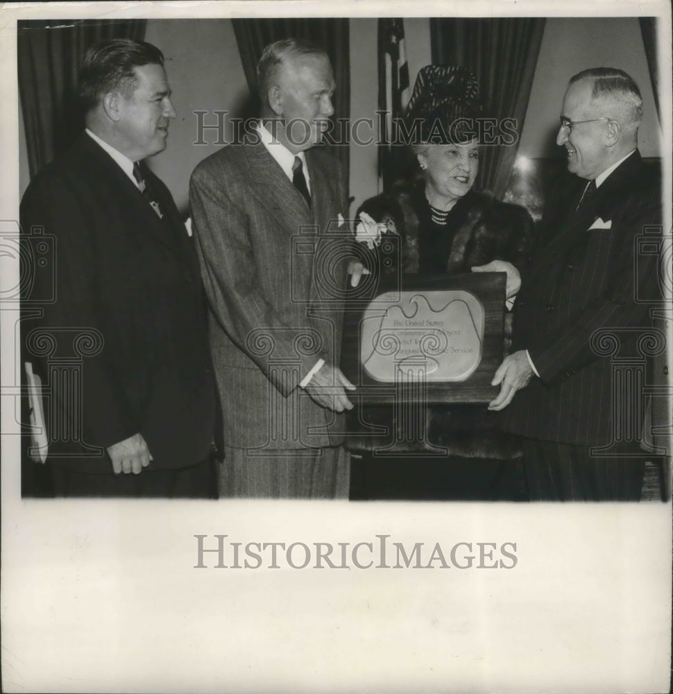 1949 Press Photo President Truman gives plaque to General George C. Marshall - Historic Images