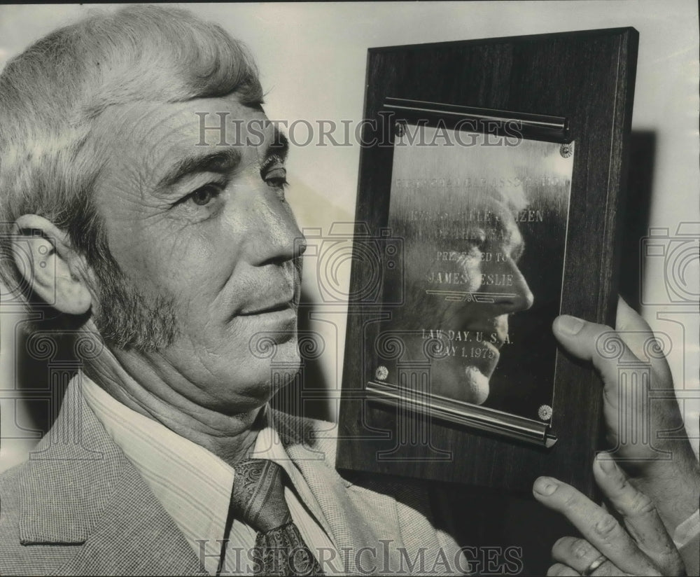1975 Press Photo James B. Leslie wins Bar Award, Responsible Citizen Plaque - Historic Images