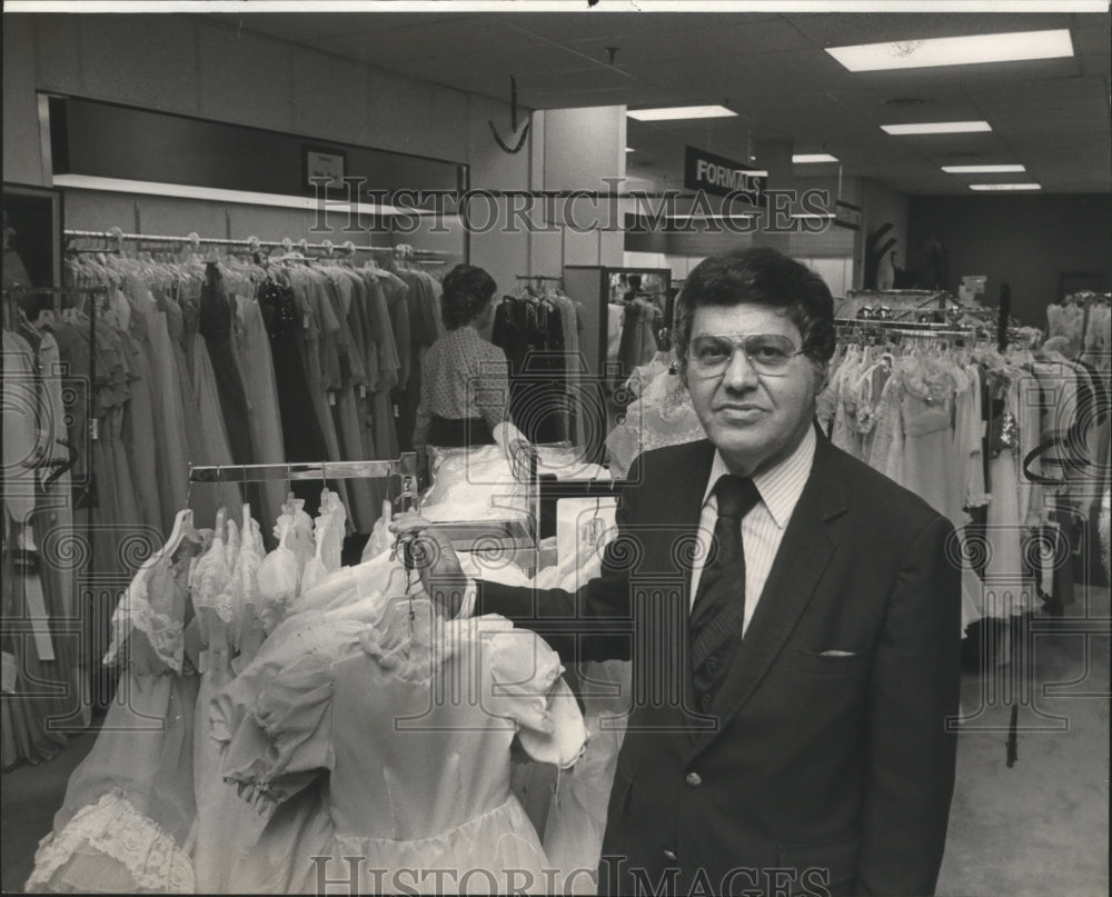 1982 Sydney Levinson of New Ideal store, West Lake Mall, Alabama - Historic Images