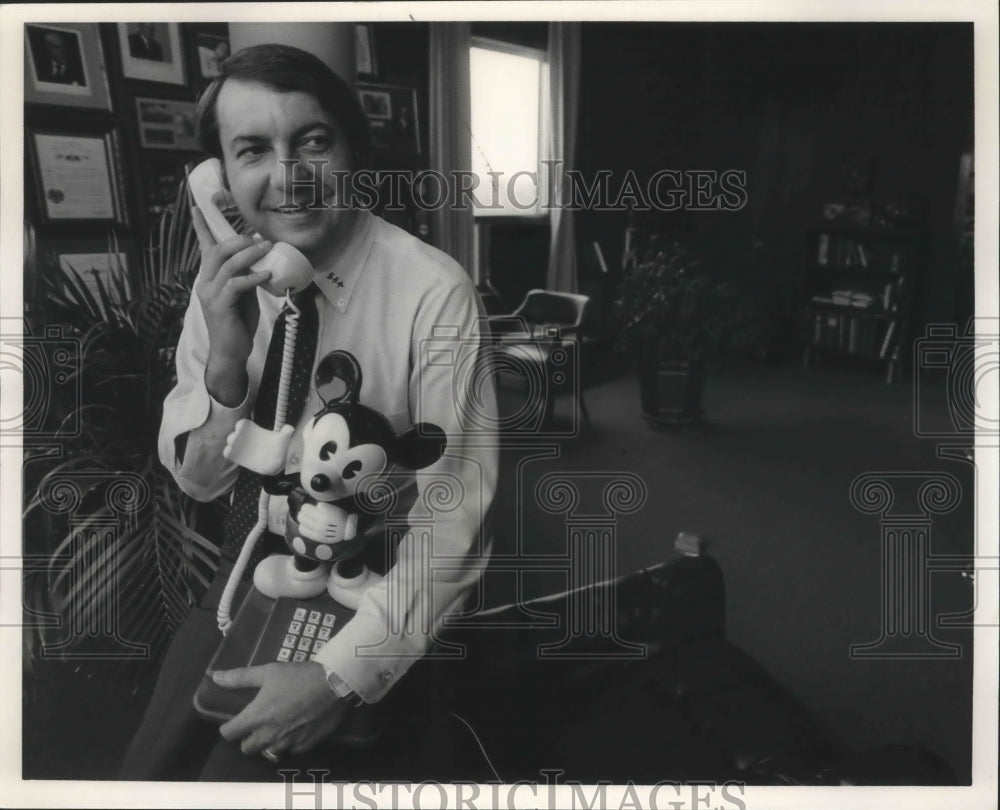 1986 Gadsden Mayor Steve Means with his Mickey Mouse phone - Historic Images