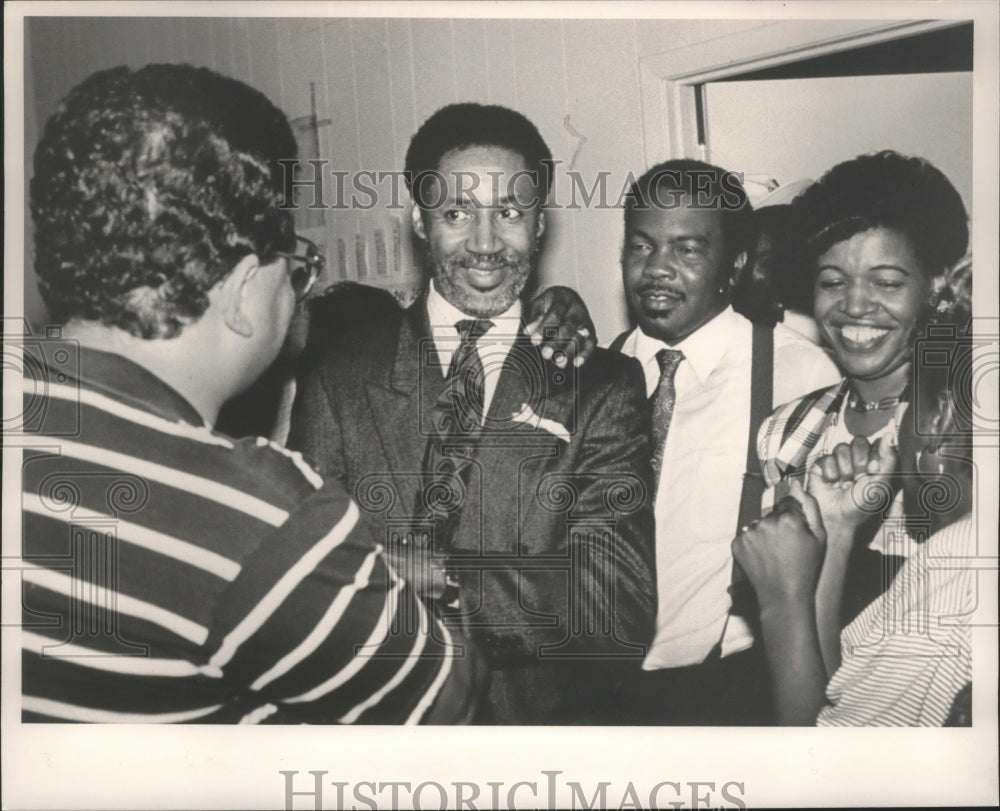 1990 Press Photo Quitman Mitchell, Bessemer Mayor-elect with unidentified others - Historic Images