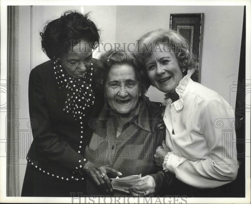 1981 Press Photo Nina Miglionico, Center, Celebrates Birmingham City Council Win - Historic Images