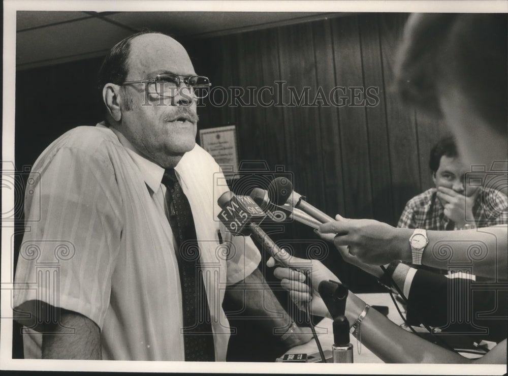 1988, Chief Homicide Investigator Warren Miller Talks to Press - Historic Images
