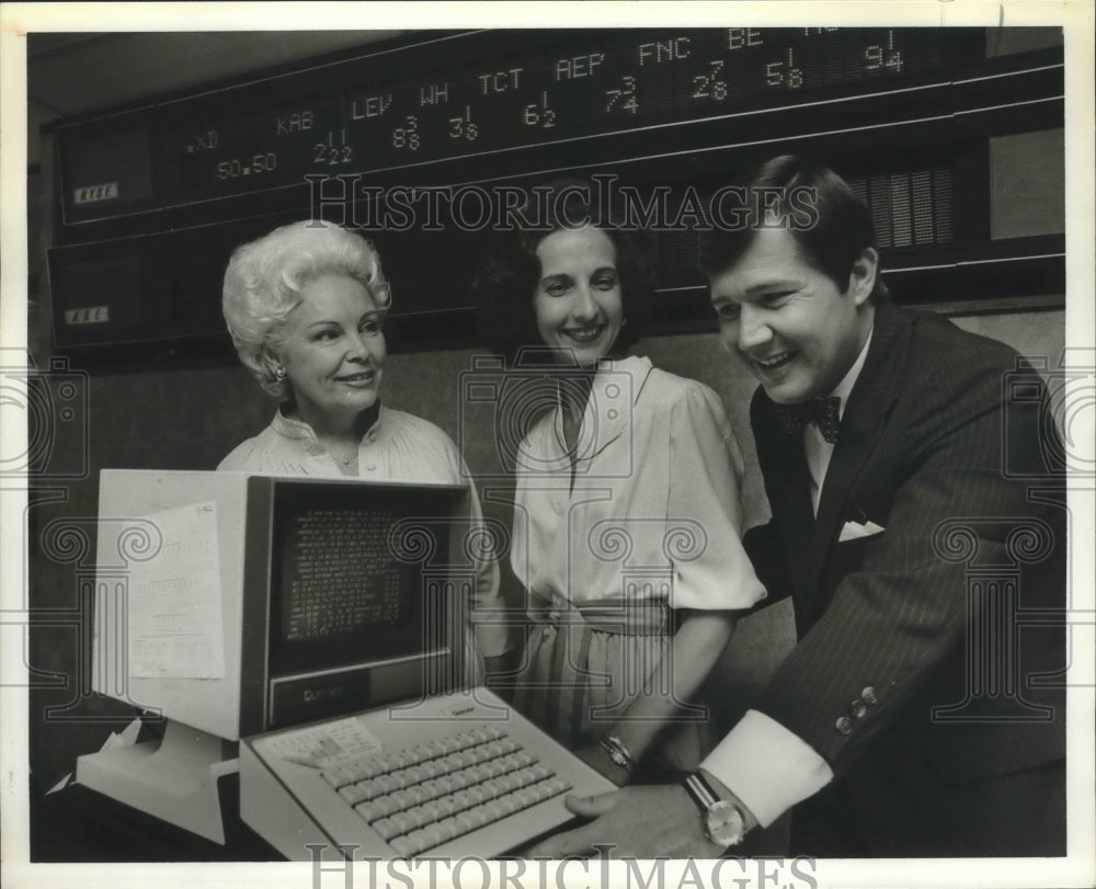 1980 Stockbroker Richard Crew, discussing table readings with others - Historic Images