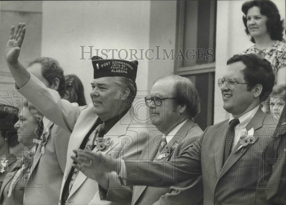 1980 Veterans of Foreign War Commander Al Wallace waving with others - Historic Images