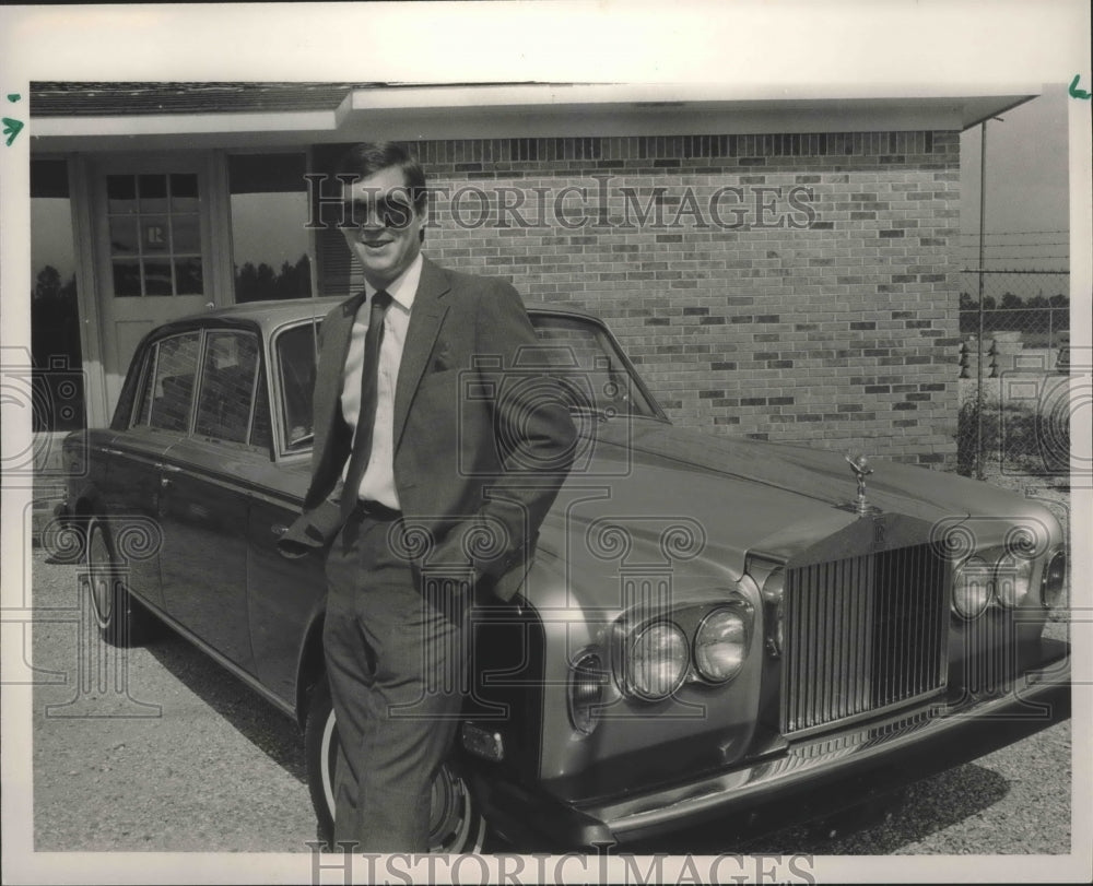 1985 Press Photo Auctioneer Larry Latham Poses Next to Rolls Royce, Moulton, AL - Historic Images