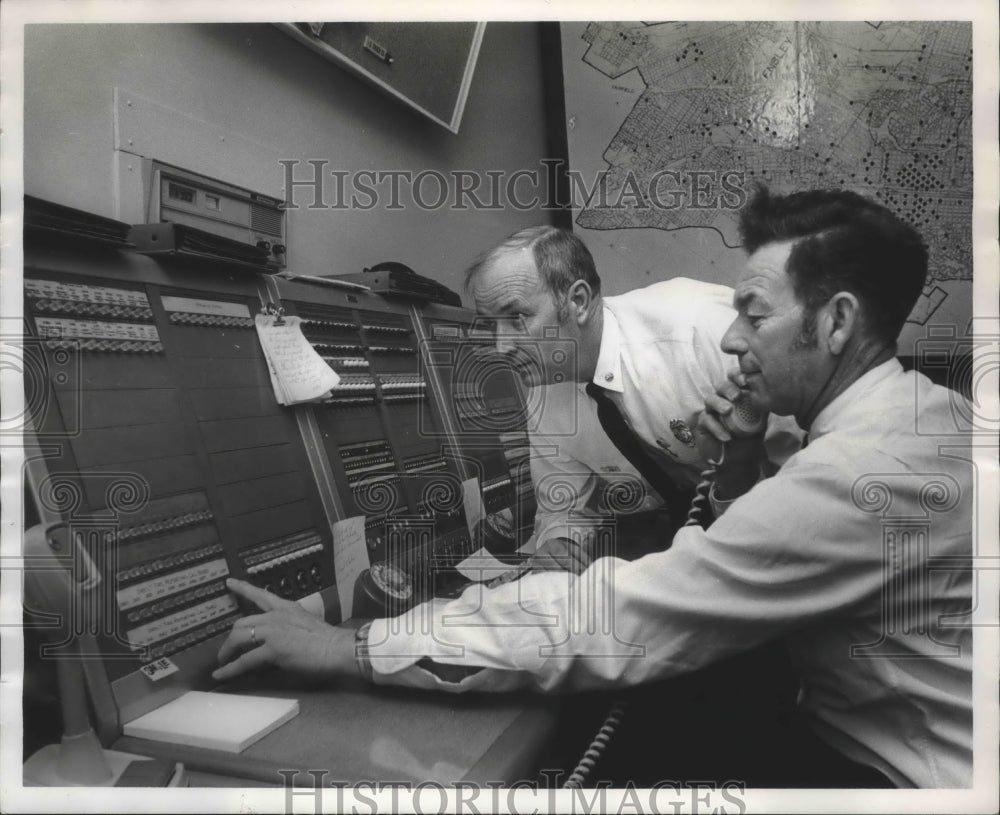 1973 Press Photo Birmingham Firemen ES Laughlin, Marvin Hullet Work on Machines - Historic Images