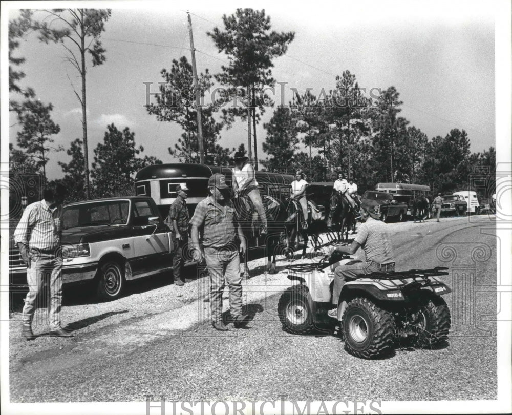 Press Photo People on horseback and ground searching for Carrie Lawson, Alabama - Historic Images