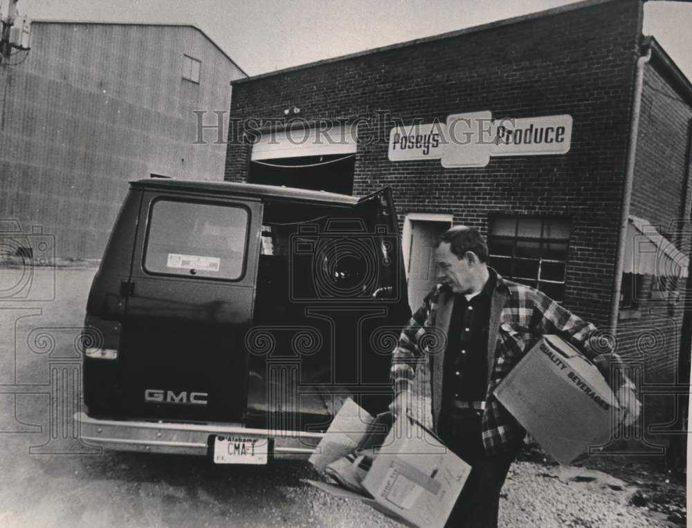 1987 Press Photo Tom Posey carrying boxes from Posey&#39;s Produce - abna37441 - Historic Images