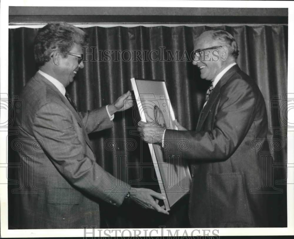 1981 Press Photo Birmingham News William C. Green Jr. gives plaque to Tom Powers - Historic Images