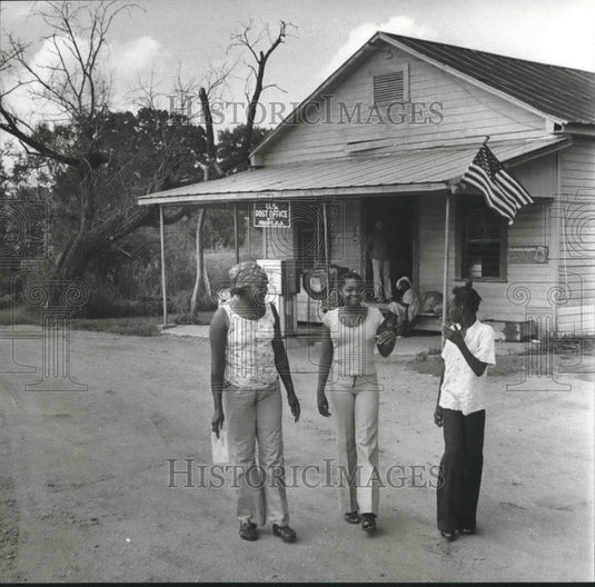 1979, Minnie & Kim Jones, Gotrell Tolar, Prairie, Alabama post office - Historic Images