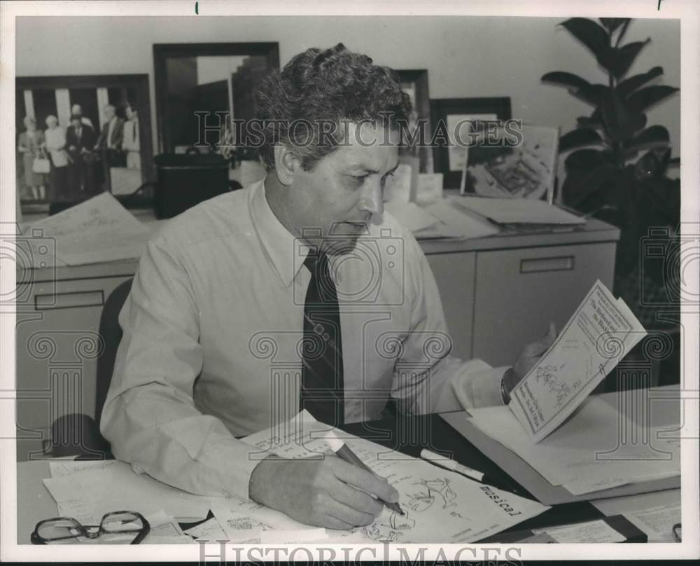 Press Photo Bessmer, Alabama city manager Maurice Plemmons at desk - abna37451 - Historic Images