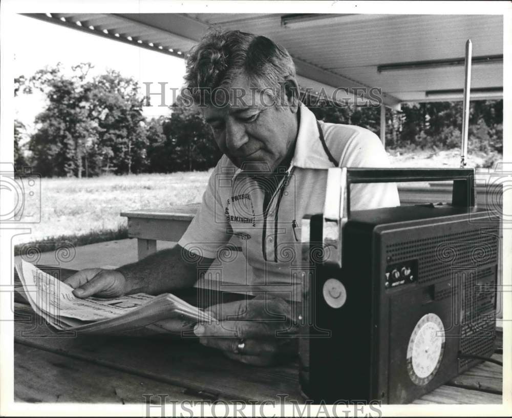 1979 Press Photo David Motherway, Metro Youth Council, reads newspaper - Historic Images