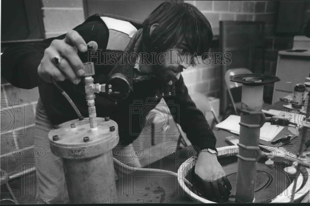 1980 Press Photo Mike Trevits Checking Methane Gas System, Pleasant Grove, AL - Historic Images