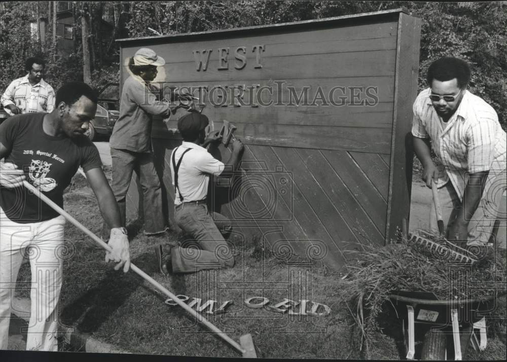 1979 Press Photo Community Leaders Repair Pleasant Grove Highlands City Sign - Historic Images