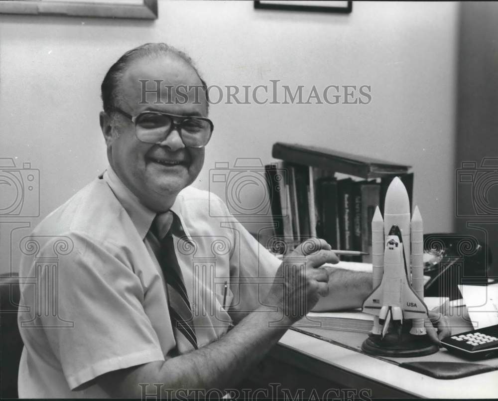 1981 Press Photo Richard Sforzini, Auburn University, With Space Shuttle Model - Historic Images