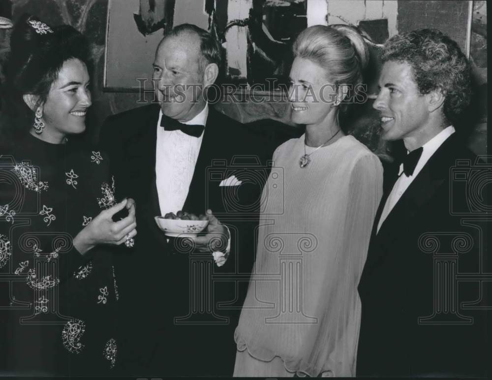 1976 Press Photo Guests at Dinner Party at Mr. & Mrs. Howards Simon's Home - Historic Images