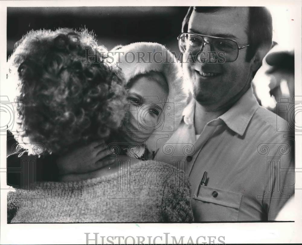 1985 Press Photo Rachel Sims, Bone Marrow Transplant, With Father at Airport - Historic Images